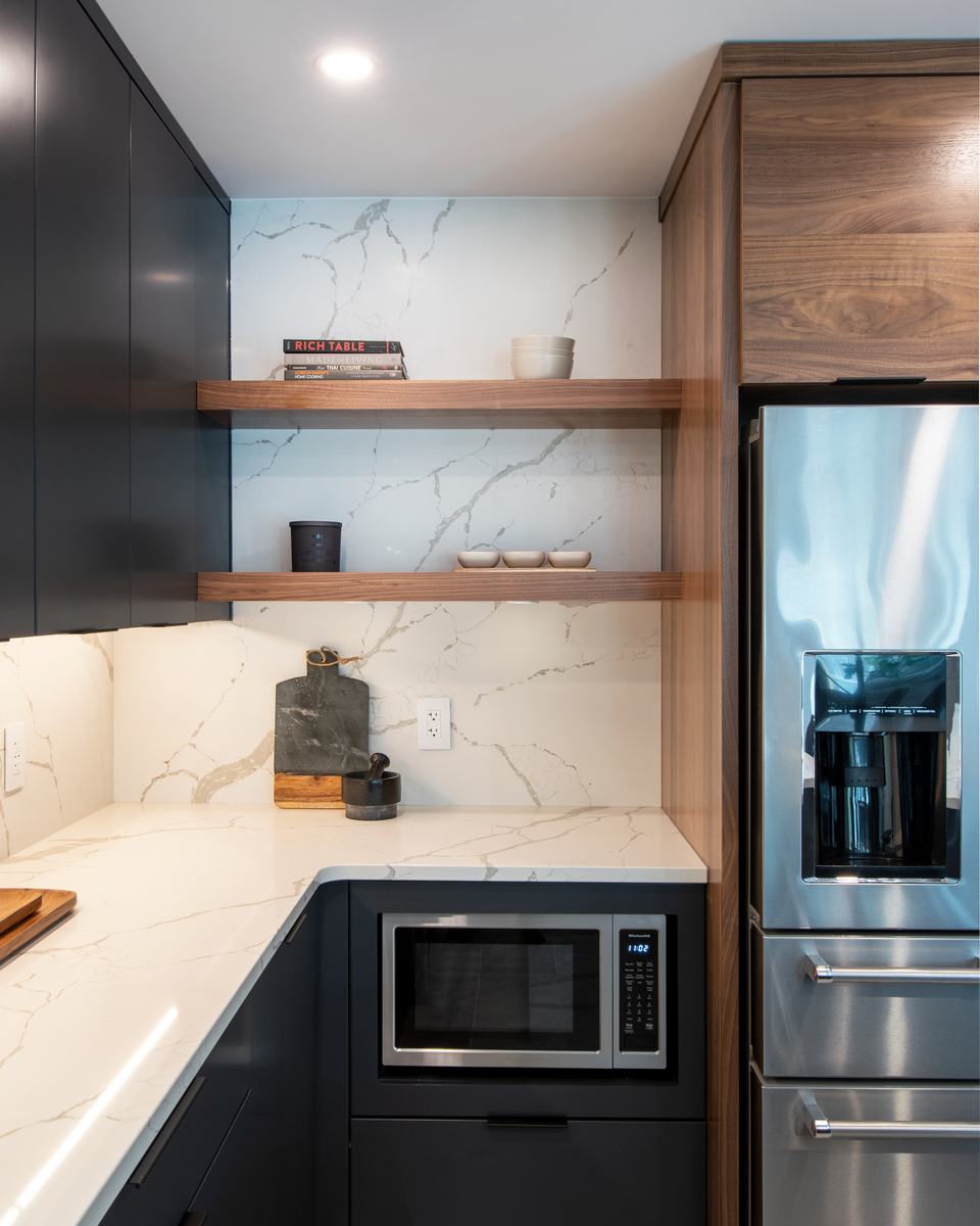 Floating shelves between deals cabinets